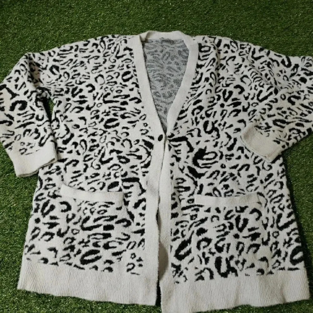 Chico's Snow Leopard Print Cardigan 2 Pockets Fuzzy Longline Knit Sweater - Picture 3 of 6